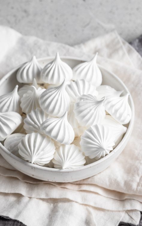 Perfect Meringue, Mini Meringues, French Meringue, Meringue Recipe, Meringue Kisses, French Desserts, Meringue Cookies, Köstliche Desserts, Gluten Free Cookies