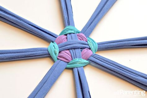 Hoop Weaving, Hula Hoop Rug, Rag Rug Diy, Rag Rug Tutorial, Braided Rug Diy, Braided Rag Rugs, Rug Tutorial, Fabric Christmas Ornaments Diy, Christmas Ornaments Diy