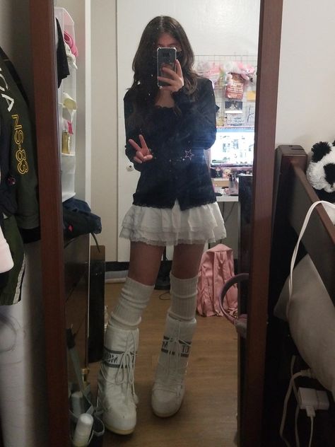 Winter Moon Boots Outfit, Tall Moon Boots Outfit, Moon Boots Outfit Y2k, Moon Boots Y2k, Outfits With Moon Boots, White Moon Boots Outfit, Moon Boot Outfits, Black Moon Boots Outfit, Moon Boots Outfit Winter