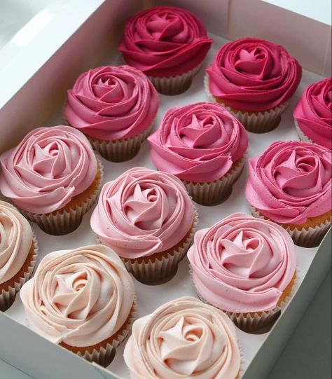 Deco Cupcake, Cake Rose, Cupcake Decorating Tips, Daughter Of The King, Instagram Kitchen, Cupcake Cake Designs, Baking Business, Cupcake Designs, Cake Designs Birthday