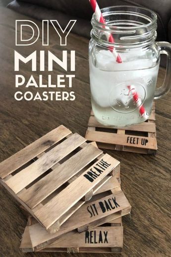 Mini Pallet Coasters, Pallet Coasters, Coasters Diy, Hadiah Diy, Wood Craft Projects, Popsicle Stick Crafts, Diy Coasters, Cadeau Diy, Diy Desk