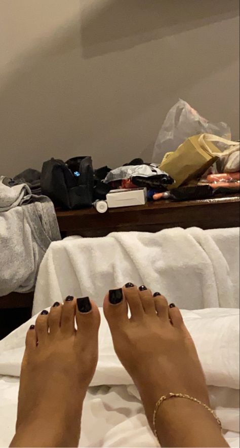 Feet Black Nail Polish, Classy Toenails, Pedicure Ideas Acrylic, Black Toes Pedicure, Black Gel Pedicure, Fake Toe Nails Acrylics, Black Acrylic Pedicure, Black Toe Nails Ideas, Matte Black Toes