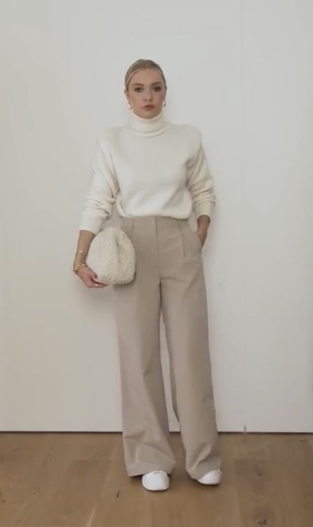 Beige Trousers Outfit Winter, Nude Pants Outfit, Minimal Outfit Winter, Trousers Outfit Winter, Beige Trousers Outfit, Nude Trousers, Casual Neutral Outfits, Beige Pants Outfit, Nude Outfits