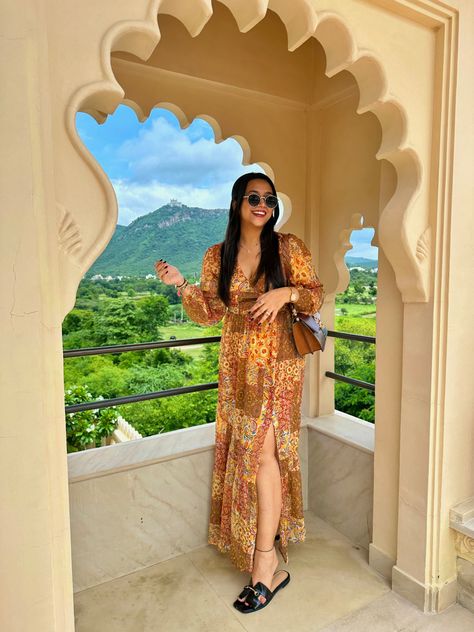 Dresses For Udaipur Trip, Udaipur Outfits Travel Women, Rajasthan Vacation Outfit, Indian Vacation Outfits, Outfit Ideas For Udaipur Trip, Udaipur Trip Outfits Winter, Outfit For Udaipur Trip, Outfit For Jaipur Trip, Udaipur Aesthetic Outfits