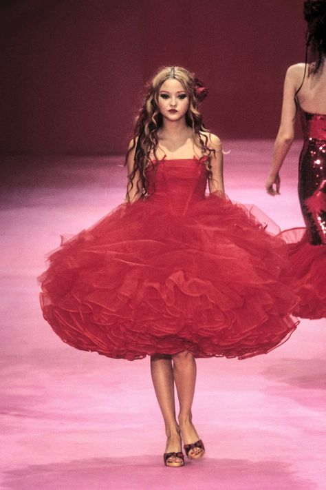 Betsey Johnson Runway, Devon Aoki, Tulle Maxi Dress, Tulle Ball Gown, Runway Dresses, Runway Models, Aesthetic Fashion, Devon, Pretty Dresses