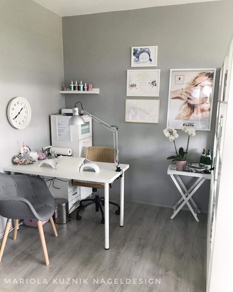 Nail Room Designs Home Decor, Nail Salon Studio Decor, Nails Salon At Home Ideas, Small Home Beauty Salon Ideas, Business Desk Ideas, Room Nails Salon, Small Space Nail Station, Small Nail Desk, Decorations For Nail Room