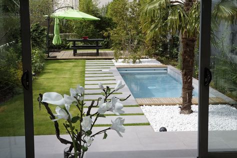 Idee für die Gestaltung eines Reihenhausgartens mit kleinem Pool Ideas De Piscina, Rectangular Garden, Inground Pool Designs, Terrace Garden Design, Small Swimming Pools, Small Pool Design, Backyard Pool Landscaping, Small Pools, Modern Backyard