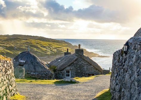 Postcard perfect. Villages In Scotland, Gearrannan Blackhouse Village, Healer Design, Rural Scotland, Kingdom Ideas, Cottages Scotland, 9 Lives, Loch Lomond, Remote Island