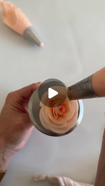 Dara Waitkus on Instagram: "Come learn with me! 🌹 ⬇️⬇️  Let me show you how to pipe a buttercream rose . It’s all in the wrist and the nail twirl! 🤩 #ButtercreamRose #CakeDecorating #CakeArt #RosePiping #buttercreamflowers" Two Toned Buttercream Roses, How To Make A Buttercream Rose, Piped Roses On Cake, Piping Buttercream Roses, How To Make Icing Roses, How To Pipe A Rose, Piping Roses On Cake, How To Make Buttercream Roses, Icing Roses Tutorial