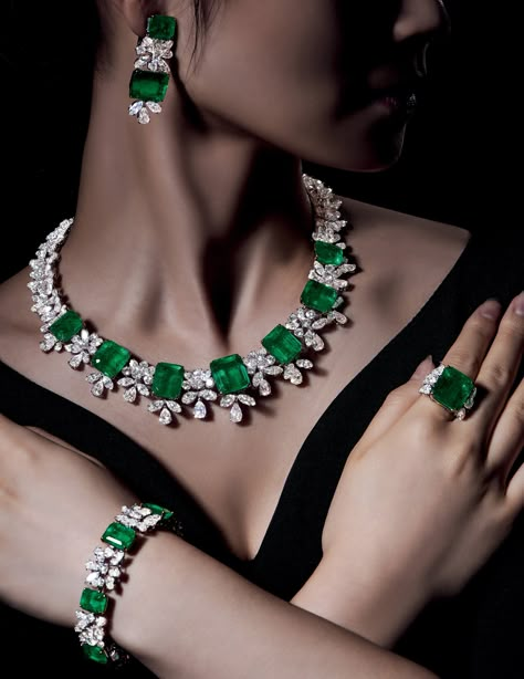 Lot 2170 | A Highly Important Suite of Colombian Emerald and Diamond Jewellery, by Harry Winston | Magnificent Jewels | Poly Auction Hong Kong Green Diamond Jewellery, Green Diamond Necklace, Emerald Statement Necklace, Harry Winston Jewelry, Emerald Jewellery, Magnificent Jewels, Diamond Jewelry Set, Diamond Necklace Designs, High Jewellery