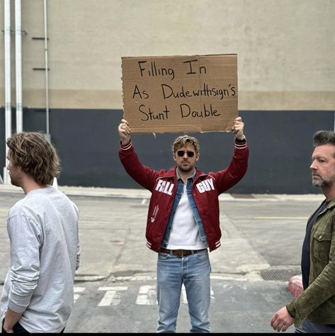 Ryan Gosling Baby, Dude With Sign, Ryan Gosling Meme, Annoying Things, Райан Гослинг, The Fall Guy, Stunt Doubles, Tyler Durden, Funny Animal Photos