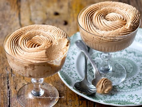 Scopri la ricetta della Mousse al caffe: dolce al cucchiaio fresco e delizioso, pronto in soli 10 minuti. Perfetto per l'estate! Mousse Dolce, Chocolates, Yogurt, Italian Recipes, Sweet Recipes, Food And Drink, Coffee, Cake