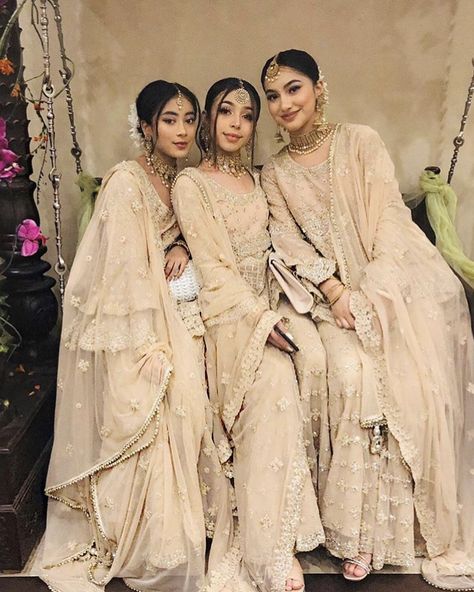 Nikkah Outfits For Sisters, Bridesmade Lehenga, Bridesmaid Gharara, Pakistani Wedding Wear For Sister, Pakistani Bridesmaids Outfits, Pakistani Bridesmaid Dresses, Desi Bridesmaids, Pakistani Bridesmaids, Nikah Outfit