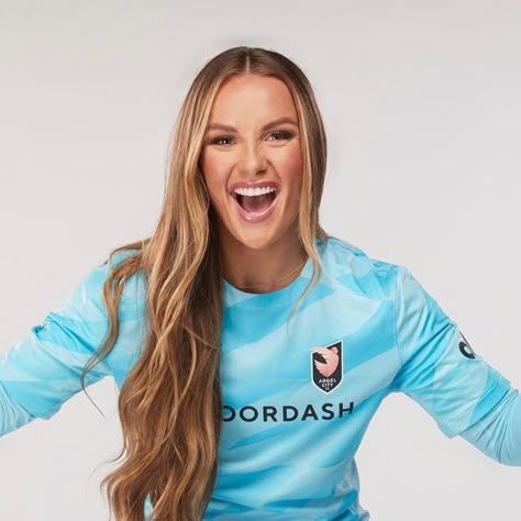 BRITTANY ISENHOUR on Instagram: "GAME DAY MOOD. See you tomorrow 🥶🦋🦕🔹🌀❄️" Britney Wilson Soccer, Brittany Wilson, Angel City Fc, Soccer Hairstyles, Female Soccer, Female Soccer Players, Special Olympics, Womens Soccer, Room Posters