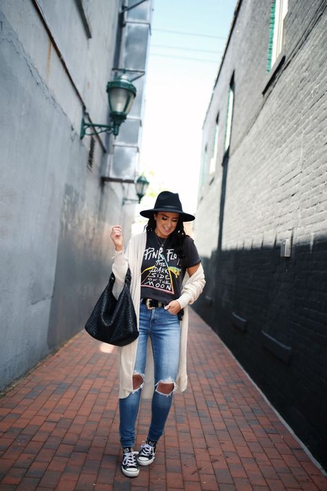 Blogger, Sarah Lindner of The House Of Sequins wearing a Pink Floyd Graphic T-shirt Styling Band Tees, Old School Clothes, Pink Floyd Outfit, Band Shirt Outfits, Concert Outfit Men, Band Tee Outfits, Graphic Tshirt Outfit, Pink Floyd Concert, Fashion Outfits Casual