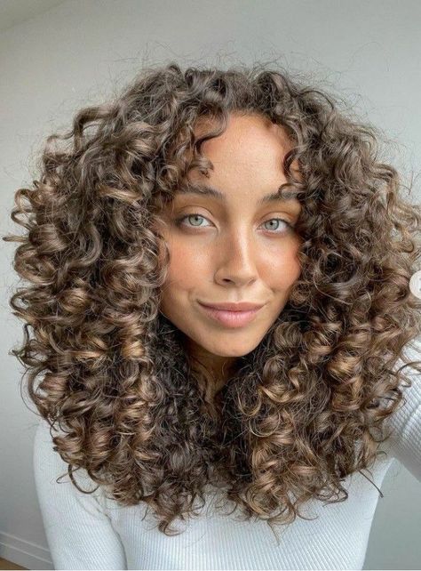 Round Haircut, Curly Hair Beauty, Dyed Curly Hair, Natural Curly Hair Cuts, Highlights Curly Hair, Layered Curly Hair, Curly Hair Photos, Colored Curly Hair, Haircuts For Curly Hair