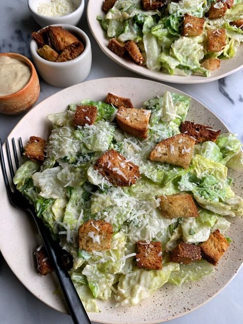 The Best Healthy Classic Caesar Salad - rachLmansfield Caesar Salad Dressing Recipe, Homemade Caesar Salad Dressing, Chicken Caesar Pasta Salad, Seared Chicken Breast, Classic Caesar Salad, Resep Salad, Harvest Salad, Easy Chicken Breast, Caesar Salad Recipe