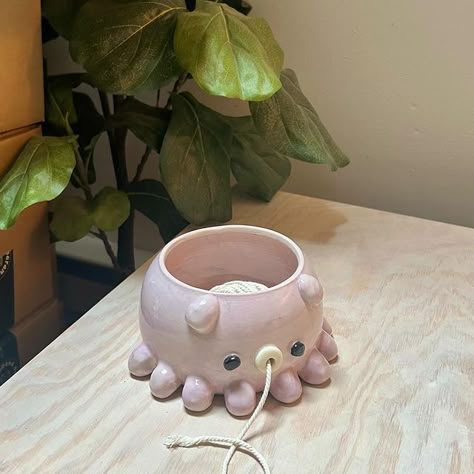 Clay Presents Diy Gifts, Yarn Holder Diy, Ceramic Yarn Bowl Ideas, Clay Yarn Holder, Air Dry Clay Yarn Bowl, Ceramic Ideas Projects, Bowl Ceramic Design, Yarn Bowls Diy, Clay Bowl Ideas