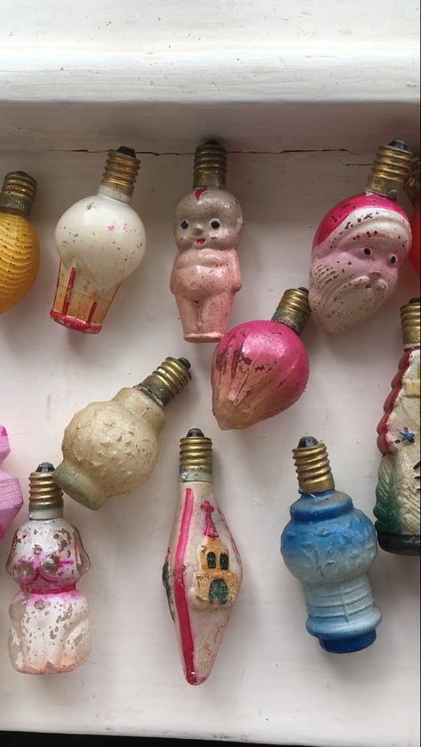 Light Brite, Vintage Christmas Lights, Christmas Light Bulbs, Decoration Vintage, Old Christmas, Christmas Past, Vintage Christmas Tree, Christmas Vintage, Christmas Light