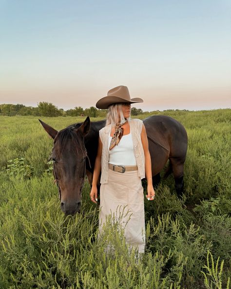 horse girl autumn 🍂 comment “outfit details” below for links 🫶🏼 . . use code KIRA20 for 20% this look + more fall fashion finds 🌾 @petalandpup # #autumnaesthetic #westernlifestyle #westernchic #westernfashion horse girl fall // fall fashion // autumn fashion // autumn ootd // out west // western aesthetic // western outfits // western chic // western style // cowgirl boots // cowgirl chic Aesthetic Western Outfits, Colorado Cowgirl, Western Fall Fashion, Style Cowgirl Boots, Aesthetic Western, Autumn Ootd, Western Horses, Boots Cowgirl, Western Aesthetic