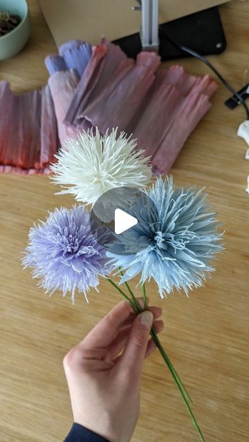 Tissue Paper Hydrangea Diy, Diy Feather Flowers, Tissue Paper Wisteria Diy, Crepe Paper Pom Poms, Crete Paper Flowers, Pompom Flowers Bouquet, Bouquet Making With Paper, Diy Flowers Crepe Paper, Paper Flower Arrangements Diy