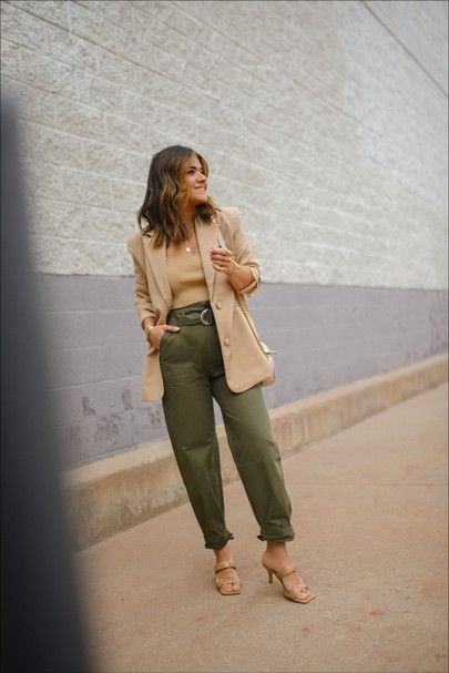 Khaki Green Outfits For Women, Olive Green Cargo Outfits Women, Beige And Olive Green Outfit, Army Green Pants Outfit Work, Blazer And Cargo Pants, Olive Outfits For Women, Beige And Green Outfit, Khaki Pants Outfit Women, Crop Top Cargo Pants