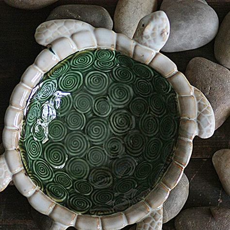 Turtle Ring Holder, Turtle Soap Dish, Cute Handbuilt Pottery, Turtle Pottery Ideas, Ceramic Candy Dish, Turtle Ceramics Ideas, Turtle Pinch Pot, Simple Pinch Pot Ideas, Coil Pot Ideas Ceramics