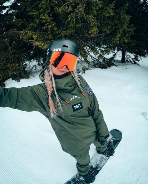 Snowboarding In Colorado, Snow Boarding Gear Woman, Snowboard Girl Outfit, Snowboarding Gear Womens, Snowboard Hair, Dope Snowboard Outfit, Snowboarding Instagram Pictures, Snowboarder Aesthetic, Snow Boarding Outfits