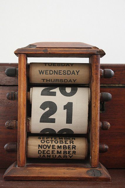 Vintage Perpetual Calendar Diy Desk Calendar, Wood Calendar, 달력 디자인, Vintage Calendar, Deco Originale, Vintage Office, Perpetual Calendar, Diy Desk, Calendar Design