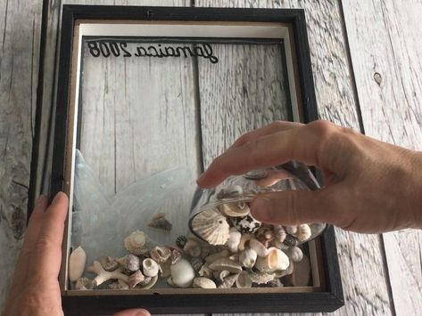 Upcycling, New Crafts For 2023, Wrapping Gifts Ideas Creative, Wrapping Gifts Ideas, Seashell Shadow Boxes, Seaglass Beach, Seashell Display, Shell Display, Creative Wrapping