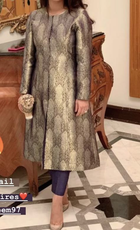 Achkan Style Kurti, Pakistani Banarsi Suits, Achkan Style Suits For Women, Silk Brocade Suit Designs, Saree Suit Design Ideas, Brocade Suits Designs, Embroidery On Brocade Suit, Banarsi Kurta Designs, Broket Silk Suit Design