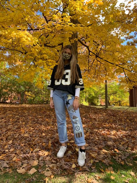 Game Day Outfit Football Nfl, Jersey Outfit Football Game Day, Football Jersey Over Hoodie Outfit, Purdue Tailgate Outfit, College Spirit Outfits, Jeans And Jersey Outfits, Painted Jeans College, Outfits With Jerseys Football, Colts Game Day Outfit