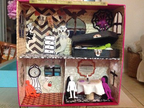 Halloween DIY haunted house. Haunted House Shoebox Project, Haunted House Shoe Box Ideas, Shoebox House Project, Cardboard Box Haunted House, Halloween Diy Haunted House, Diy Halloween Haunted House, Shoebox Dollhouse, Haunted House Project, Haunted House For Kids