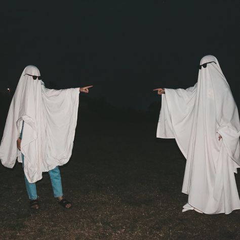 Best Friend Halloween Wallpaper, Profile Picture Ghost, Ghost Picture Trend, Funny Ghost Pictures, Ghosts Holding Hands, Ghost Trend, Ghost Couple, Ghost Photoshoot, Sheet Ghost