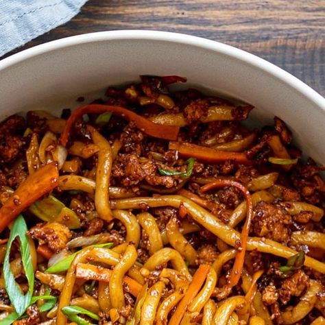 Devorah Bowen | The Yummy Vegan on Instagram: "𝗦𝗣𝗜𝗖𝗬 𝗨𝗗𝗢𝗡 𝗦𝗧𝗜𝗥 𝗙𝗥𝗬 Selecting another delicious and easy dish from The Yummy Vegan archives. Inspired by Yaki Soba / Udon, this udon noodle dish is super flavorful. It’s salty, spicy with a bit of sweetness and so easy to make. You’ll be face to noodles in about 30 minutes! 𝗜𝗻𝗴𝗿𝗲𝗱𝗶𝗲𝗻𝘁𝘀: 1 individual package of fresh or frozen Udon Noodles 8 oz of Extra Firm Tofu finely crumbled 1 large Carrot julienned 2 Green Onions sliced thin (reserve some of the green parts for garnish) 4 cloves of Garlic minced 2 Tbsp (30ml) Oil for cooking 𝗦𝗮𝘂𝗰𝗲 2 Tbsp (30ml) Vegan Oyster Sauce 1 1/2 Tbsp (23.5ml) Dark Soy Sauce 1 Tbsp (15ml) Soy Sauce or Tamari 2 tsp (10ml) Rice Vinegar 1 1/2 Tbsp (23.5g) Sambal Oelek 2 tsp (10g) Sugar Wh Udon Stir Fry, Yaki Soba, Udon Noodle, Dark Soy Sauce, Sambal Oelek, Noodle Dish, Firm Tofu, Cooking Sauces, Packed Lunch