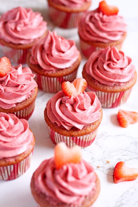 These Strawberry Champagne Cupcakes are soft and moist with a creamy and tangy Moscato infused strawberry cream cheese frosting. | wildwildwhisk.com Patisserie, Champagne Cupcake Recipes, Boozy Cupcakes, Strawberry Cream Cheese Frosting, Champagne Cupcakes, Strawberry Champagne, Gourmet Cupcakes, Mini Tortillas, Strawberry Cream Cheese