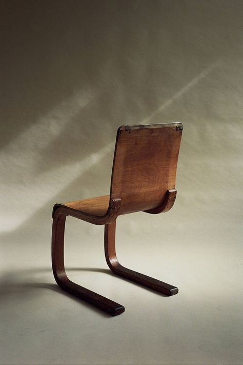 Chair 21, Alvar Aalto, (FINMAR Ltd.), Finland, 1933 — 1934 Alvar Aalto Chair, Alvar Alto, Iconic Furniture, Cantilever Chair, Simple Furniture, Alvar Aalto, Vintage Chairs, Furniture Inspiration, Wooden Chair