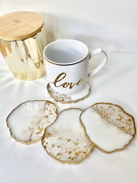 White and gold flake marbling Geode Resin Coasters, Handmade Agate Epoxy Coasters, large size  - Set of 4 Epoxy Ideas Diy, Resin Epoxy Ideas, Epoxy Gifts, Resin Art Coasters, Diy Resin Coasters, Epoxy Coasters, Coaster Resin, Geode Coasters, Coaster Ideas