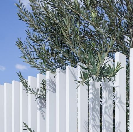 Batten Fencing Online on Instagram: "A little close up of our SlimLine 75x25 battens in White Satin 🕊️   #fencing #fence #aluminium #batten #blade #custom #whitesatin #perth #renovation #landscaping #perthdesign #patentpending #online #aus #australiancoastal" White Aluminium Fence, Coastal Fencing Ideas, Coastal Front Fence, White Front Fence, White Fence Front Yard, Front House Fence Ideas, Front Garden Fence Ideas, Batten Fencing, Fence Screening Ideas