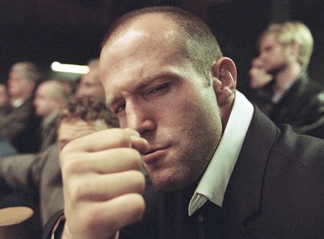 Jason Statham in Snatch - Tu braques ou tu raques (2000) Rosie And Jason, Man Rules, Strong Character, Jason Statham, Film Stills, Fast And Furious, Fan Page, Good Movies, Actors