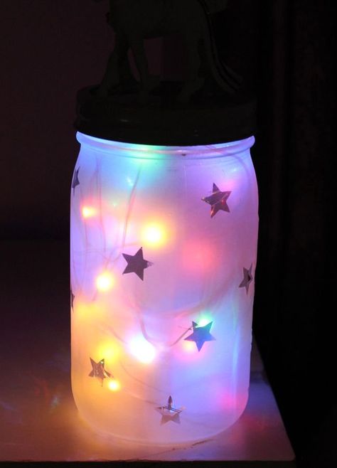 diy-night-light-with-multi-color-lights-inside-a-mason-jar Mason Jar Night Light, Diy Mason Jar Lights, Fairy Lights Decor, Lighting Diy, Diy Hanging Shelves, Color Lights, Diy Jar Crafts, Mason Jar Crafts Diy, Diy Upcycling