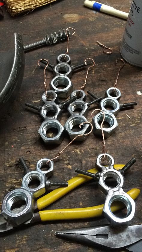 Horseshoe Ornaments, Nuts And Bolts Christmas Ornaments, Metal Ornaments, Christmas Tree Welding Projects, Metal Christmas Decor, Christmas Welding Projects, Metal Christmas Ornaments, Welded Snowman, Welded Christmas Ornaments