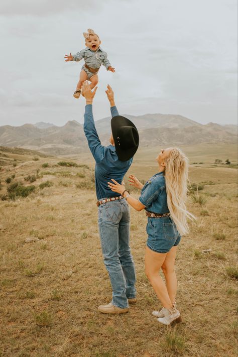 Family Rodeo Outfits, Cowboy Family Pictures Outfit, Family Goals Country, Western Desert Family Photoshoot, Western Style Family Photoshoot, Western Spring Family Pictures, Ranch Family Pictures, Family Western Photoshoot Outfits, Cattle Family Pictures