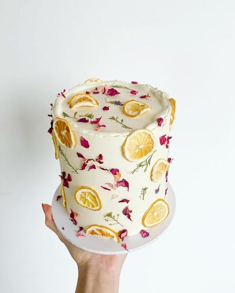 Summer Party Cake, Lemon Birthday Cakes, Cake Artwork, Lemon Wedding Cakes, Citrus Cake, Lemon Layer Cakes, Petal Cake, Girly Cakes, Spring Cake