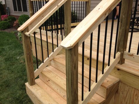 black aluminum spindles and graspable handrail Outdoor Railing, Porch Handrails, Wood Railings For Stairs, Exterior Handrail, Deck Handrail, Deck Stair Railing, Treehouse Ideas, Outdoor Handrail, Wood Decks