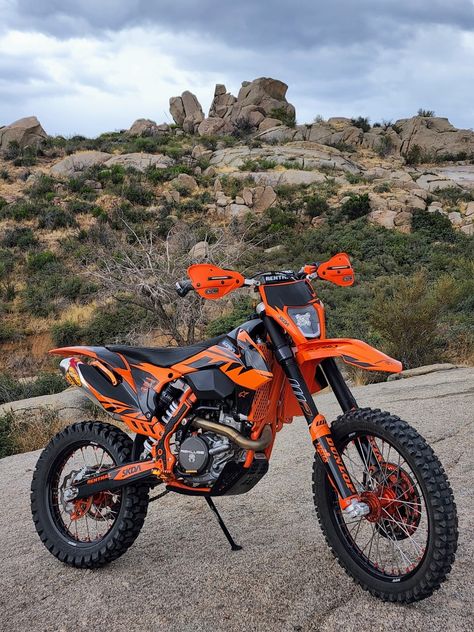 Womens Dirt Bike Gear, Dirt Scooter, Bike Helmet Design, Ktm Enduro, Ktm Dirt Bikes, Ktm Motocross, Honda Dirt Bike, Custom Bikes Cafe Racers, Ktm Motorcycles