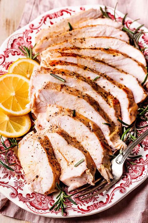 sous vide turkey sliced and seasoned. Sous Vide Turkey Breast, Christmas Roast Turkey, Sous Vide Turkey, Turkey Tenderloin Recipes, Sous Vide Chicken Breast, Turkey Slices, Smoked Recipes, Christmas Roast, Turkey Cutlets