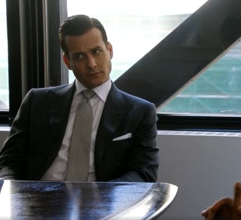 harvey specter gabriel macht suits season 1 screencap Gabriel Macht Suits, Suits Season 1, Specter Suits, Harvey Specter Suits, Gabriel Macht, Harvey Specter, Austin Butler, Nails Designs, Season 1