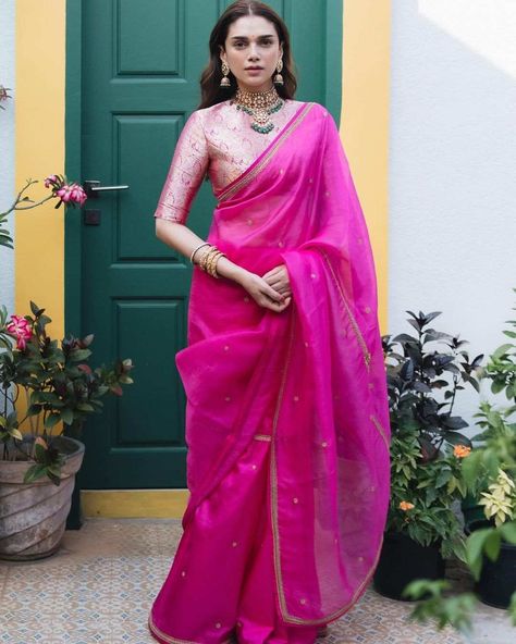 भारतीय दुल्हन संबंधी, Pink Sari, डिजाइनर कपड़े, Aditi Rao Hydari, Aditi Rao, Fashionable Saree Blouse Designs, Indian Saree Blouses Designs, Simple Sarees, Saree Designs Party Wear