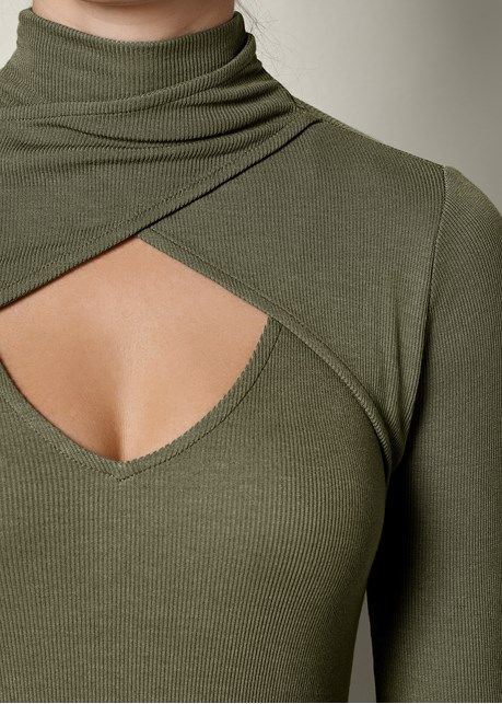 Detail Couture, Cut Out Top, Mock Neck Top, Online Fashion Stores, Mode Inspiration, Fashion Store, Diy Clothes, Mock Neck, Cut Out